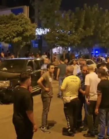 Polis ekiplerinden kaçan sürücü, park halindeki 4 araca çarparak yakalandı