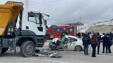 Feci Kaza Kamyonla otomobil kafa kafaya çarpıştı: 1 kişi öldü