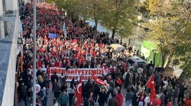 Eskişehir’de STK’ların öncülüğünde Cumhuriyet yürüyüşü coşkusu