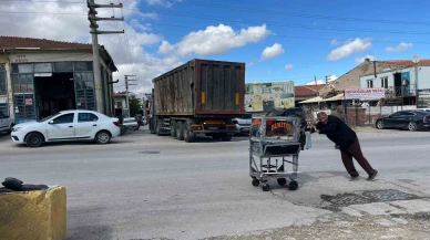 Engeline Rağmen Simit Satarak Çocuklarını Okutuyor