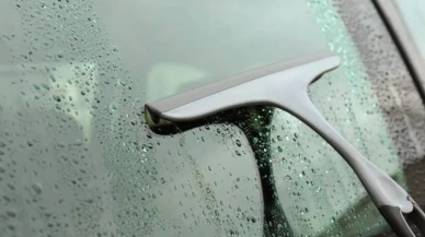 Yağmurda Bile Camlar Parlasın! Arabanızı Zırh Gibi Koruyacak 6 Doğal Temizlik Tüyosu
