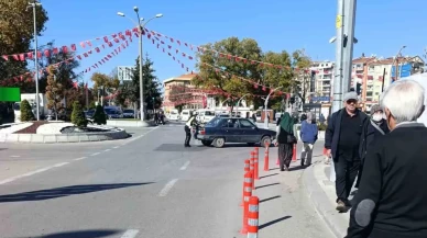Afyonkarahisar'da yolun ortasında kalan otomobili kadın polis tek başına ittirerek çalıştırdı