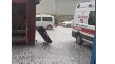 Bir Anda Bastırdı! Eskişehir’de Dolu Yağışı Sokakları Beyaza Bürüdü