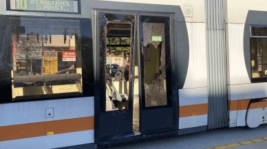 Açık bırakılan servis kapısına tramvay çarptı: 3 yaralı
