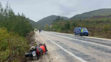 Direksiyon hakimiyetini kaybeden motorsiklet sürücüsü yaralandı