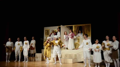 Anadolu Üniversitesi "Kibarlık Budalası" oyununa ev sahipliği yaptı