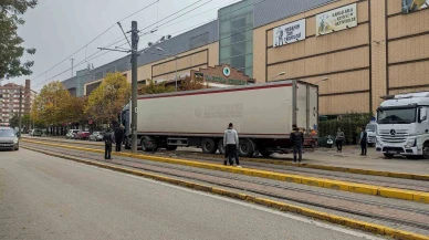 Tramvay yoluna giren tır trafiği durdurdu