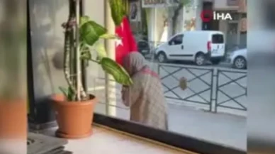 Eskişehir’de Duygulandıran An: Yaşlı Kadın Bayrağı Öpüp Başının Üstüne Koydu