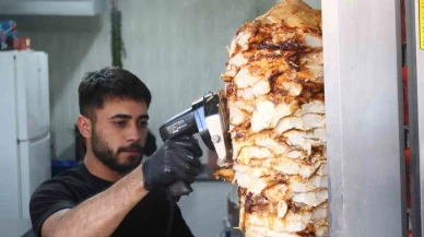 1 kiloluk tavuk dürümü 150 TL’ye satan esnaf taleplere yetişemiyor