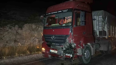 Afyonkarahisar’da Feci Kaza: Otomobil Tıra Çarptı, 4 Kişi Yaralandı