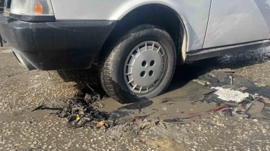 Esnaf şikayetini anlatırken araç çukurdan geçti, herkes ıslandı