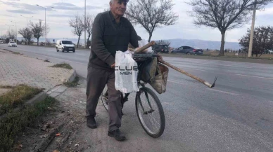 84 yaşındaki Kamil Köprülü pedal çevirerek geçimini sağlıyor