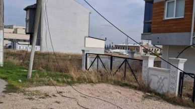 Devrilen direkteki kablolar risk oluşturuyor