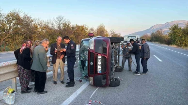 Devrilen araçta bulunan 4 kişi kazayı yara almadan atlattı