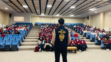 Kütahya Emniyeti Öğrencileri Siber Tehlikelere Karşı Bilinçlendiriyor