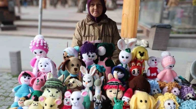 Eskişehir'de Hayal Gücüyle Örgü Bebek Üretiyor, Ev Ekonomisine Katkı Sunuyor