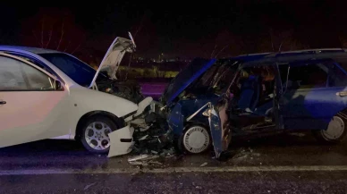 Araçlar kafa kafaya çarpıştı, 3'ü çocuk 9 kişi yaralandı