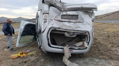 Hafif ticari araçlar çarpıştı, 7 kişi yaralandı