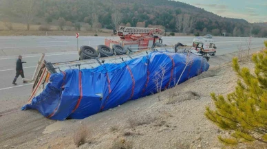 Tır devrildi, sürücü yaralandı