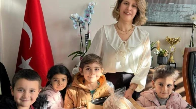 Anaokulu öğrencileri hazırladıkları ekmekleri İlçe Milli Eğitim Müdürü'ne hediye etti