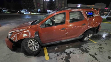 Bariyerlere çarpan otomobilde 2 kişi yaralandı