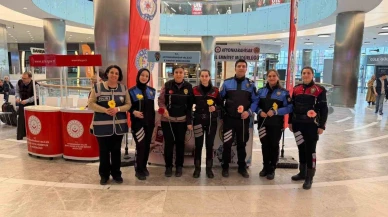 Polis stant açarak kadına yönelik şiddetle mücadele için bilgilendirme yaptı