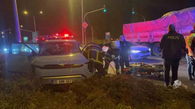 Kamyon Otomobile Çarptı, Sürücü Araçta Sıkıştı