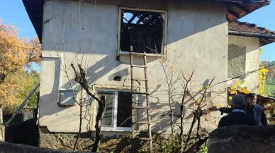 Tavşanlı’da 2 katlı ahşap evde yangın paniği