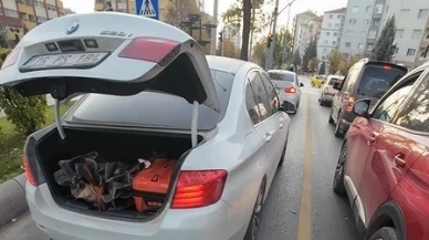 Bagajı açık kalan aracın imdadına motosikletli yetişti