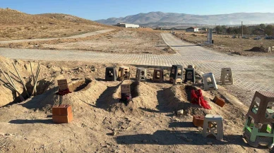 Zehirlenme Şüphesiyle Hayatını Kaybeden Anne ve Çocukları Yan Yana Toprağa Verildi: Görenler Gözyaşlarını Tutamadı