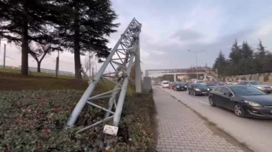 Damperi Açık Kalan Tır PTS Direğini Devirdi, Olası Facianın Eşiğinden Döndü