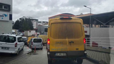 Her sabah trafiği felç eden PTT kargo araçları sürücüleri çileden çıkarıyor