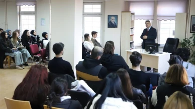 DPÜ Rektörü Kızıltoprak Öğrencileriyle Kütüphanede Siyasi Tarih Dersi Yaptı