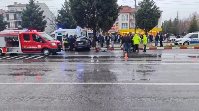 Kütahya’da Trafik Kazası: Araç Refüje Çarptı, 2 Kişi Yaralandı