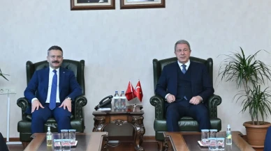 Eski Millî Savunma Bakanı Hulusi Akar Eskişehir Valisini Ziyaret Etti