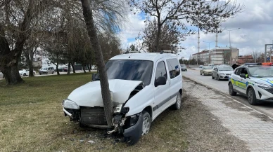 Eskişehir-Ankara Yolunda Kaza: Araç Ağaca Çarptı, 1 Yaralı