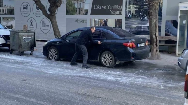 Eskişehir'de Buzlu Zeminde Araç Mahsur Kaldı