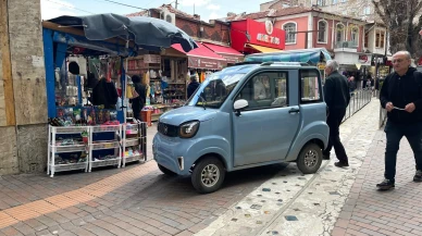 Trafik yasağı dinlemedi: yaya yoluna park etti