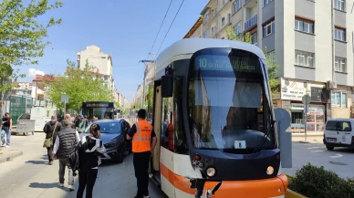 Eskişehir’de Tramvay ile Otomobil Çarpıştı