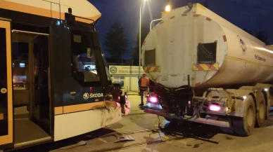 Odunpazarı’nda tramvay ile temizlik aracı çarpıştı: Seferlerde aksama yaşandı