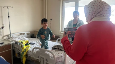 Eskişehir'de ak partili kadınlardan hastanedeki çocuklara moral ziyareti