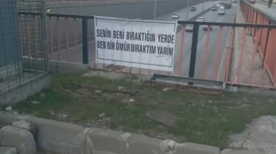 Eşinin hayatını kaybettiği yere pankart astı