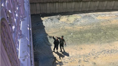 Suyu azalan Porsuk Çayı'nda hurda toplayan çocuklara vatandaştan garip istek