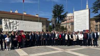 Anahtar Parti’den 23 Nisan’da Atatürk anıtına çelenk