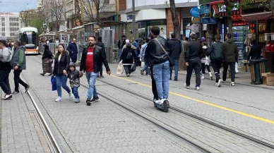 Tramvay yolunda aynı scooter’a binen 2 kişi önlerine gelene zil çaldı