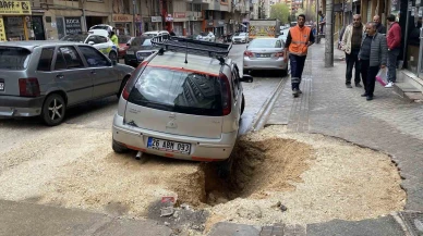 Yağışın etkisiyle çöken zeminde park halinde olan otomobil çukura düştü