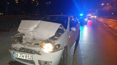 Eskişehir’de Tıra Arkadan Çarpan Otomobilin Sürücüsü Yaralandı