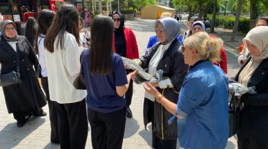Porsuk Bulvarı’nda tişörtlü buluşma: AK Parti Eskişehir Kadın Kolları gençlerle bir araya geldi