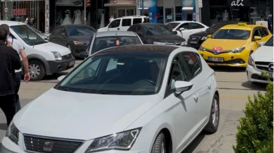 Eskişehir'de o alanda park yasağı olmasına rağmen park eden tur otobüsleri trafiği kilitledi
