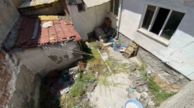 Eskişehir'de bulunan çöp ev mahalleliyi isyan ettirdi